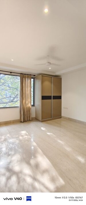 Room in 3 BHK Builder Floor at Defence Colony – for Rent