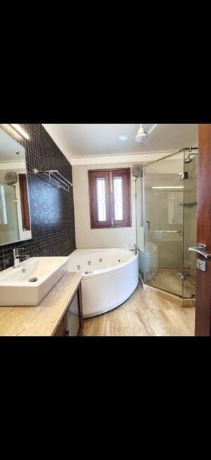 Team Area in 3 BHK Builder Floor at Defence Colony – for Rent