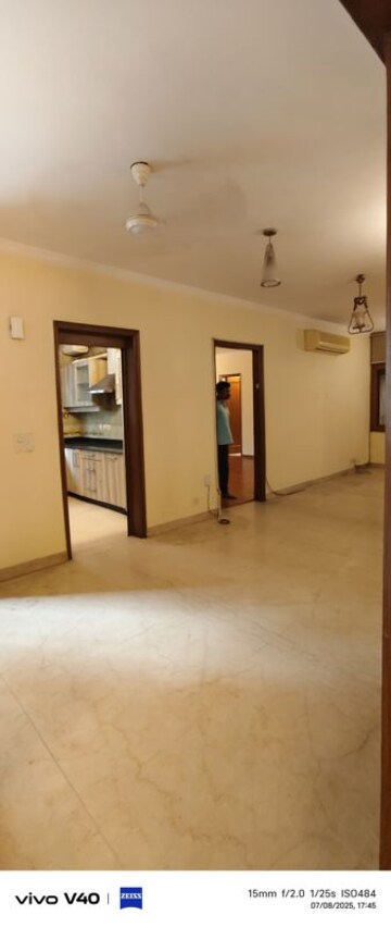 Room in 3 BHK Builder Floor at Defence Colony – for Rent