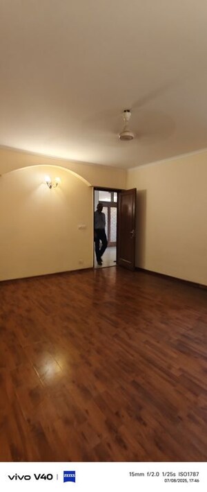 Room in 3 BHK Builder Floor at Defence Colony – for Rent