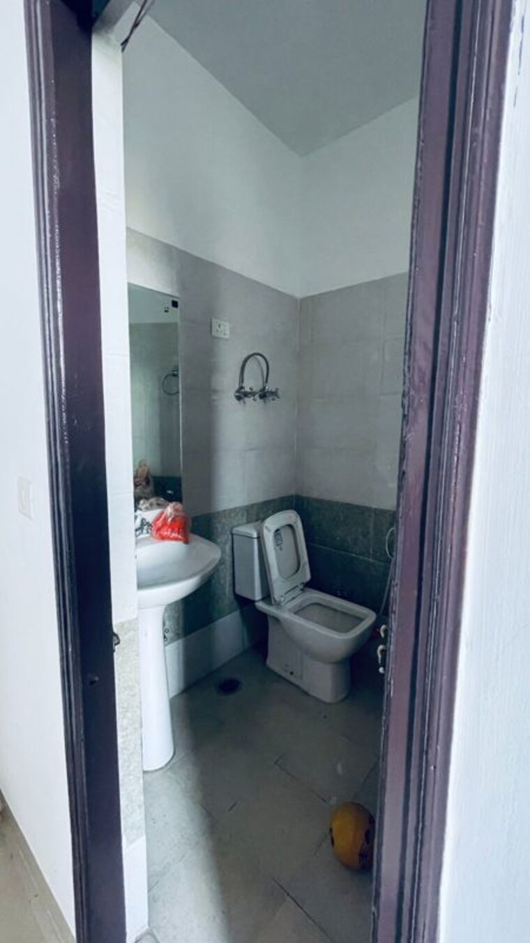 Bathroom, gomti nagar 3 Bedroom 1680 Sq.Ft. Apartment In Gomti Nagar Lucknow 9852978