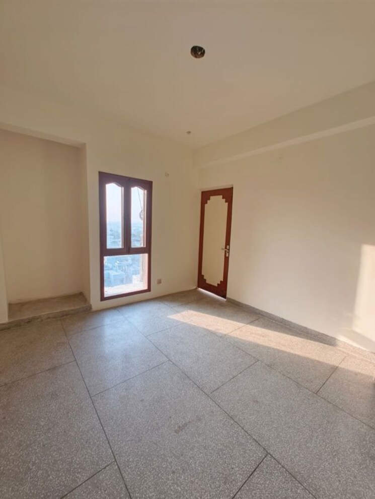 Room, east of kailash 3 Bedroom 1400 Sq.Ft. Builder Floor In East Of Kailash Delhi 9852992
