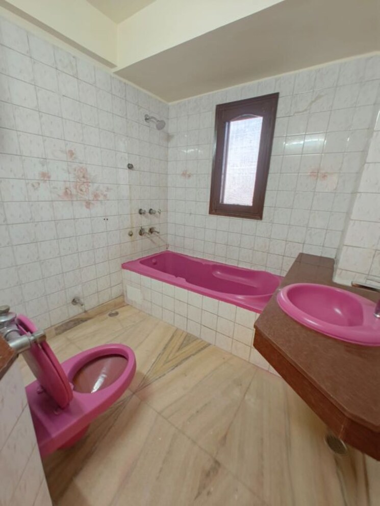 Bathroom, east of kailash 3 Bedroom 1400 Sq.Ft. Builder Floor In East Of Kailash Delhi 9852992