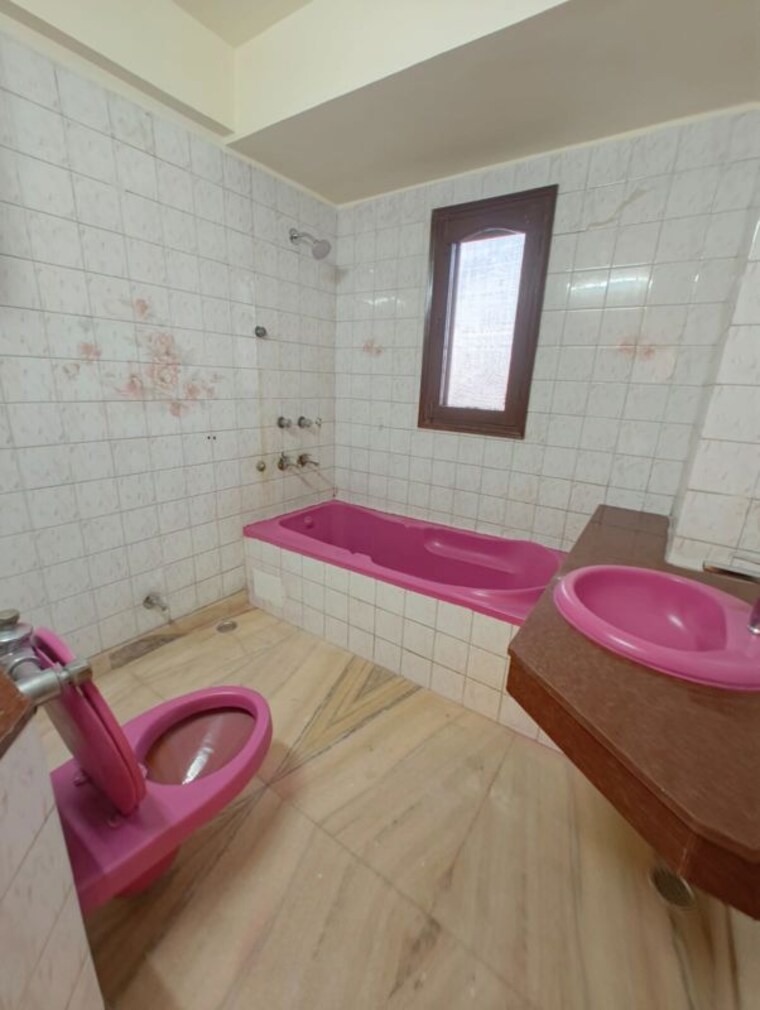 Bathroom, east of kailash 3 Bedroom 1400 Sq.Ft. Builder Floor In East Of Kailash Delhi 9852992
