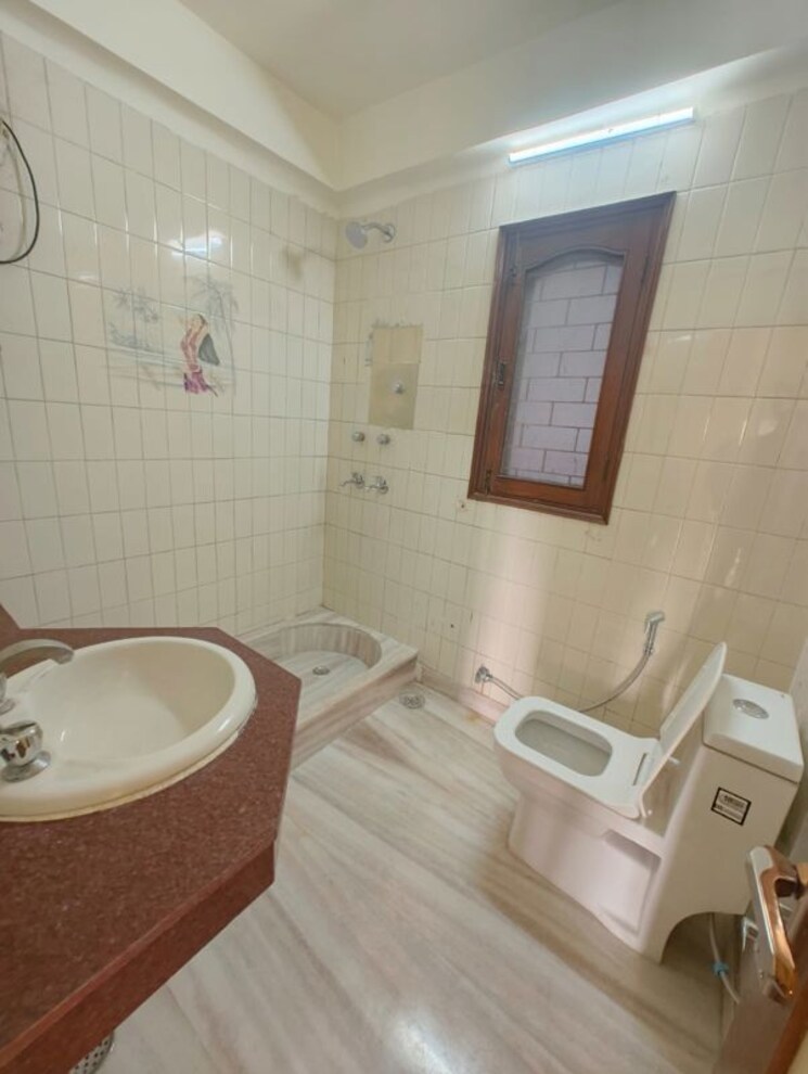 Bathroom, east of kailash 3 Bedroom 1400 Sq.Ft. Builder Floor In East Of Kailash Delhi 9852992