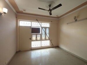 Room in 3 BHK Builder Floor at Surendra Avenue 69, Sector 69 – for Rent