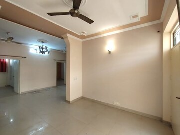 Room in 3 BHK Builder Floor at Surendra Avenue 69, Sector 69 – for Rent