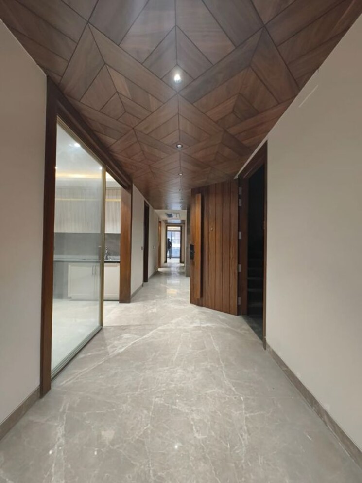 Room, greater kailash i 4 Bedroom 300 Sq.Yd. Builder Floor In Greater Kailash I Delhi 9853004