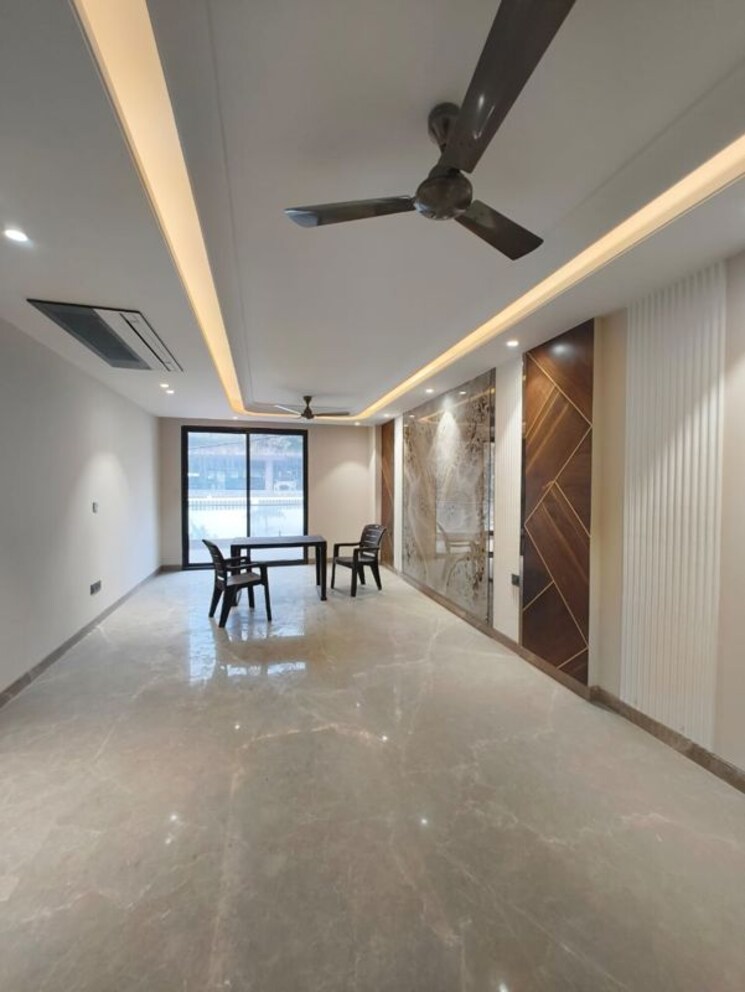 Room, greater kailash i 4 Bedroom 300 Sq.Yd. Builder Floor In Greater Kailash I Delhi 9853004