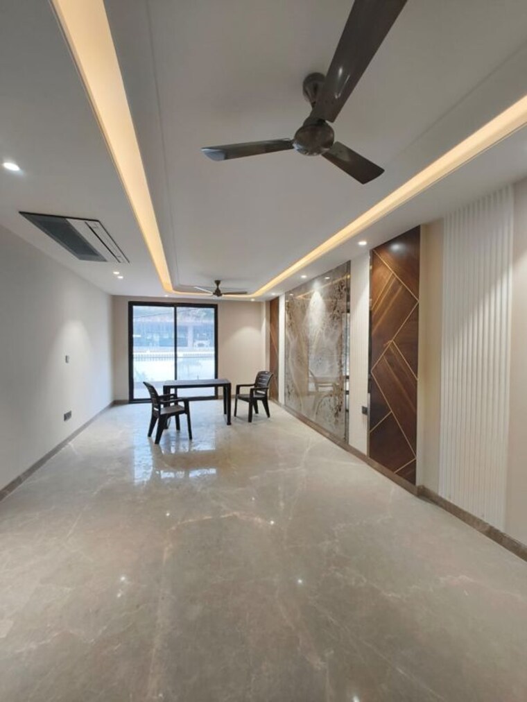Room, greater kailash i 4 Bedroom 300 Sq.Yd. Builder Floor In Greater Kailash I Delhi 9853004