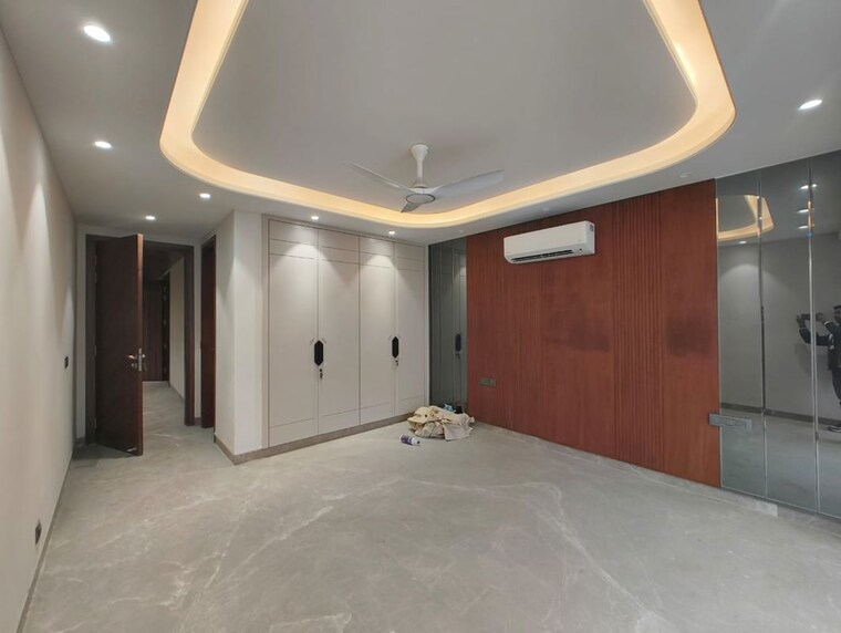 Room, greater kailash i 4 Bedroom 300 Sq.Yd. Builder Floor In Greater Kailash I Delhi 9853004