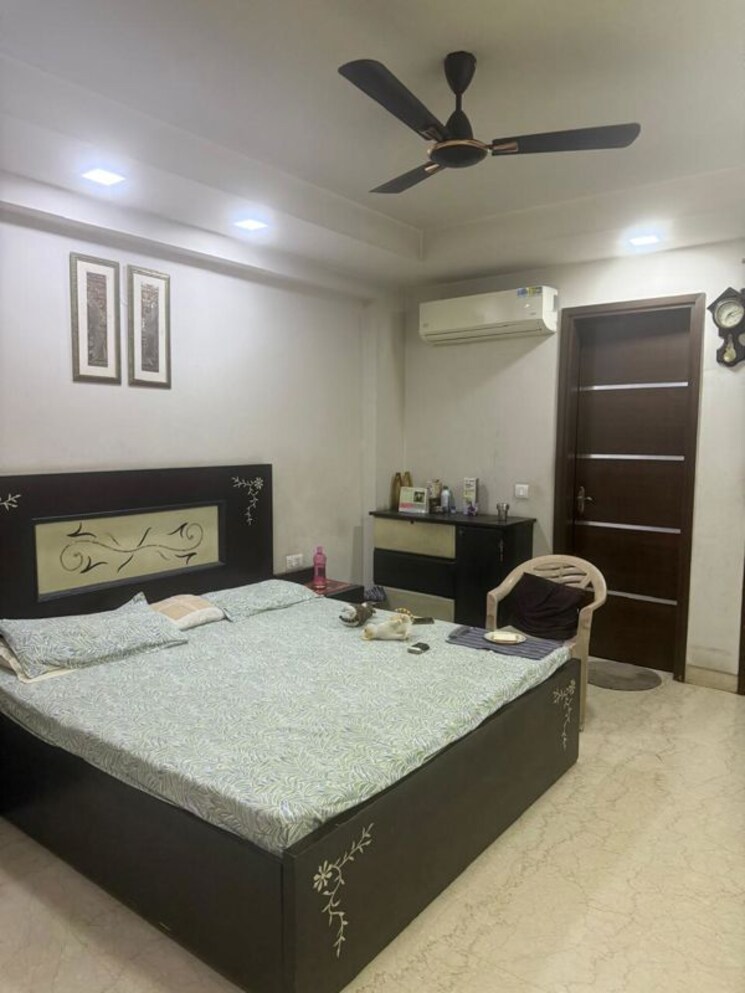 Bedroom, greater kailash i 3 Bedroom 208 Sq.Yd. Builder Floor In Greater Kailash I Delhi 9853011