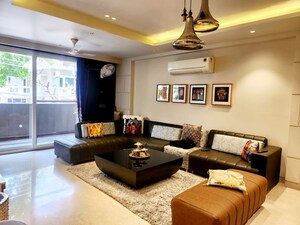 Living Room in 3 BHK Builder Floor at Dlf Phase ii – for Sale