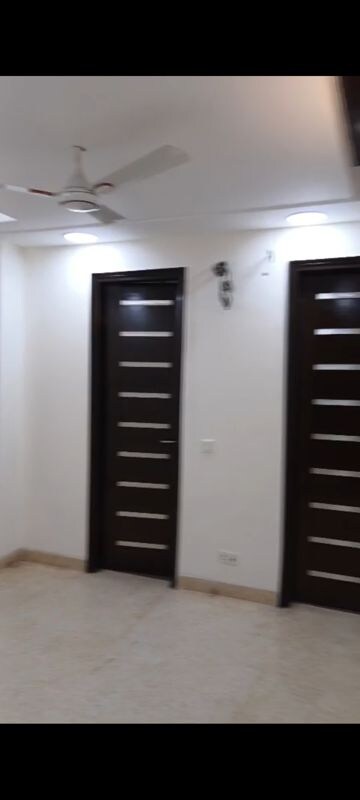Furnished Amenities in 2 BHK Builder Floor at Chittaranjan Park – for Sale