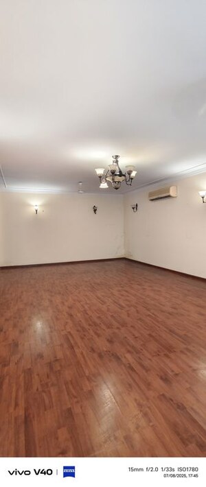 Room in 3 BHK Apartment at Defence Colony – for Rent