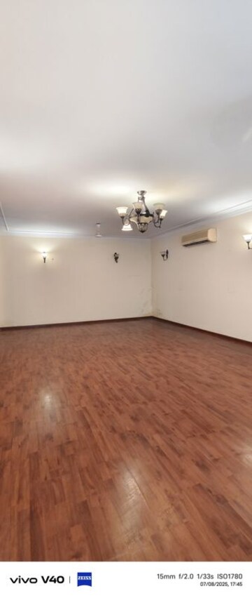 Room in 3 BHK Apartment at Defence Colony – for Rent