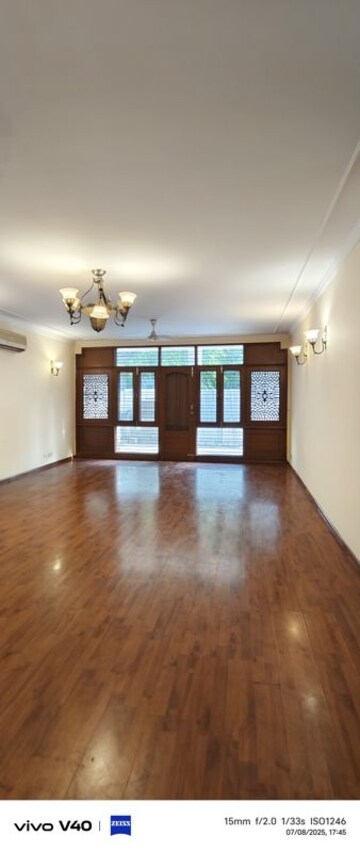 Room in 3 BHK Apartment at Defence Colony – for Rent