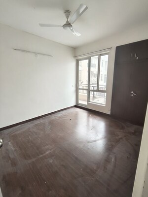 Room in 3 BHK Apartment at Jaypee Greens Kosmos, Sector 134 – for Rent