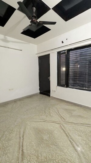 Room in 4 BHK Builder Floor at Sector 21c – for Rent