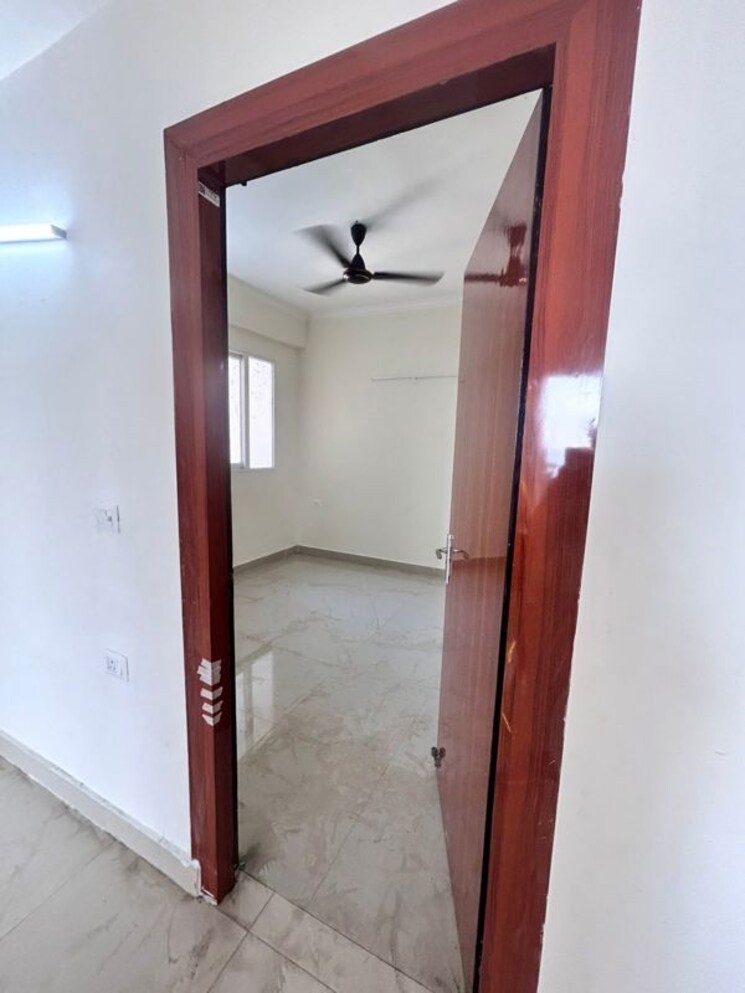 Room, amrapali-crystal-homes 3 Bedroom 1375 Sq.Ft. Apartment In Sector 76 Noida 9853157