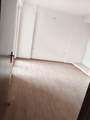 Room in 2.5 BHK Apartment at Amrapali Riverview, Amrapali Leisure Valley – for Rent