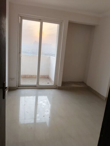 Room in 2.5 BHK Apartment at Amrapali Riverview, Amrapali Leisure Valley – for Rent