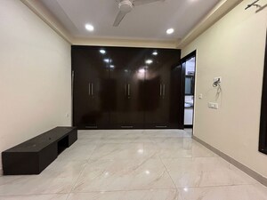 Room in 3 BHK Builder Floor at Anand Vihar – for Rent