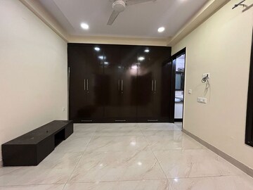 Room in 3 BHK Builder Floor at Anand Vihar – for Rent