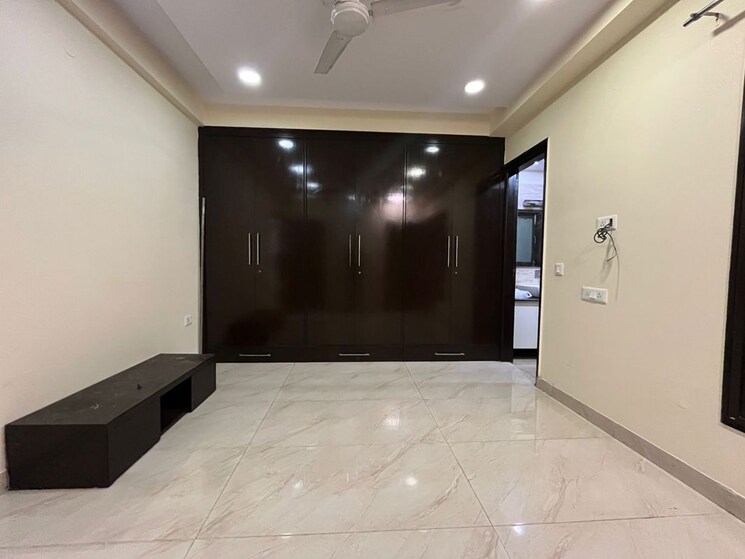 Room, anand vihar 3 Bedroom 2700 Sq.Ft. Builder Floor In Anand Vihar Delhi 9853179