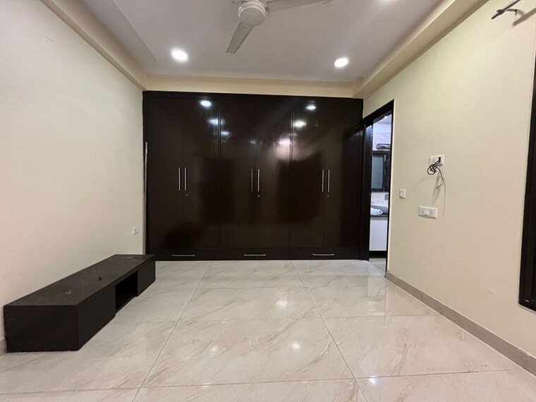 Room, anand vihar 3 Bedroom 2700 Sq.Ft. Builder Floor In Anand Vihar Delhi 9853179