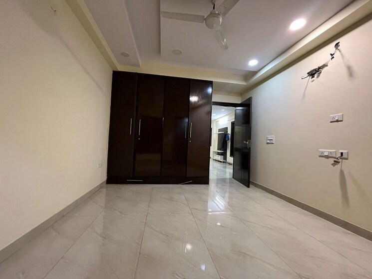 Room, anand vihar 3 Bedroom 2700 Sq.Ft. Builder Floor In Anand Vihar Delhi 9853179