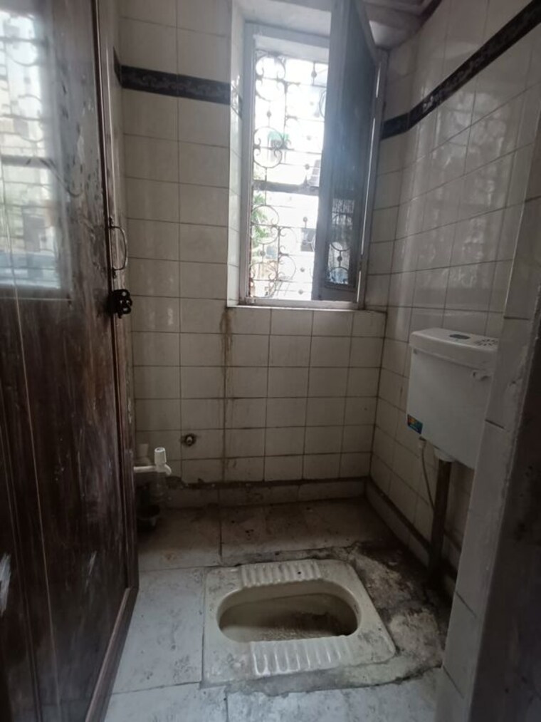 Bathroom, mayur vihar 3.5 Bedroom 1450 Sq.Ft. Builder Floor In Mayur Vihar Delhi 9853185