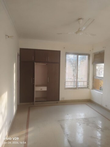 Room in 4 BHK Apartment at Orchid Petals, Sector 49 – for Rent