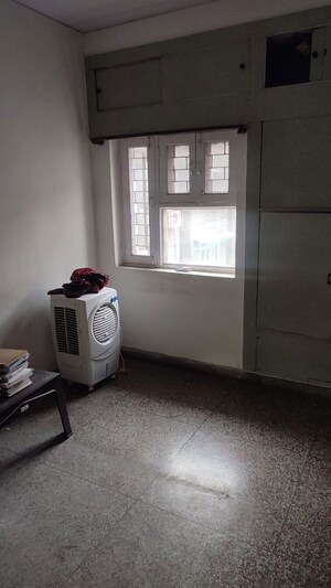 Parking in 1.5 BHK Builder Floor at Mayur Vihar – for Rent