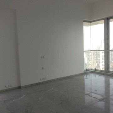 Room in 4 BHK Apartment at Kalpataru Avana, Parel – for Sale