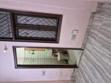 Furnished Amenities in 2.5 BHK Builder Floor at Mayur Vihar – for Rent