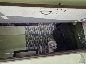 Master Bedroom in 2.5 BHK Builder Floor at Mayur Vihar – for Rent