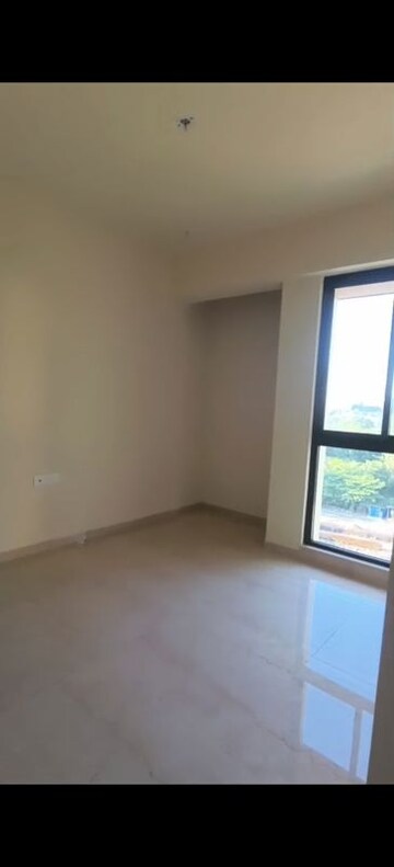 Room in 3 BHK Apartment at Lodha Sterling, Kolshet Road – for Rent