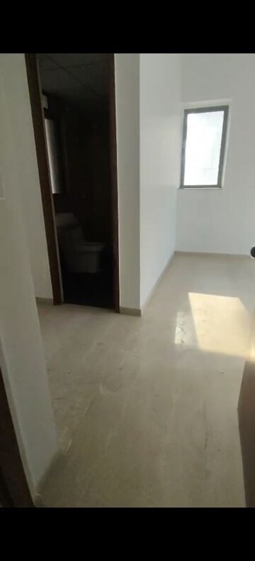 Room in 3 BHK Apartment at Kalpataru Immensa G, Kolshet Road – for Sale