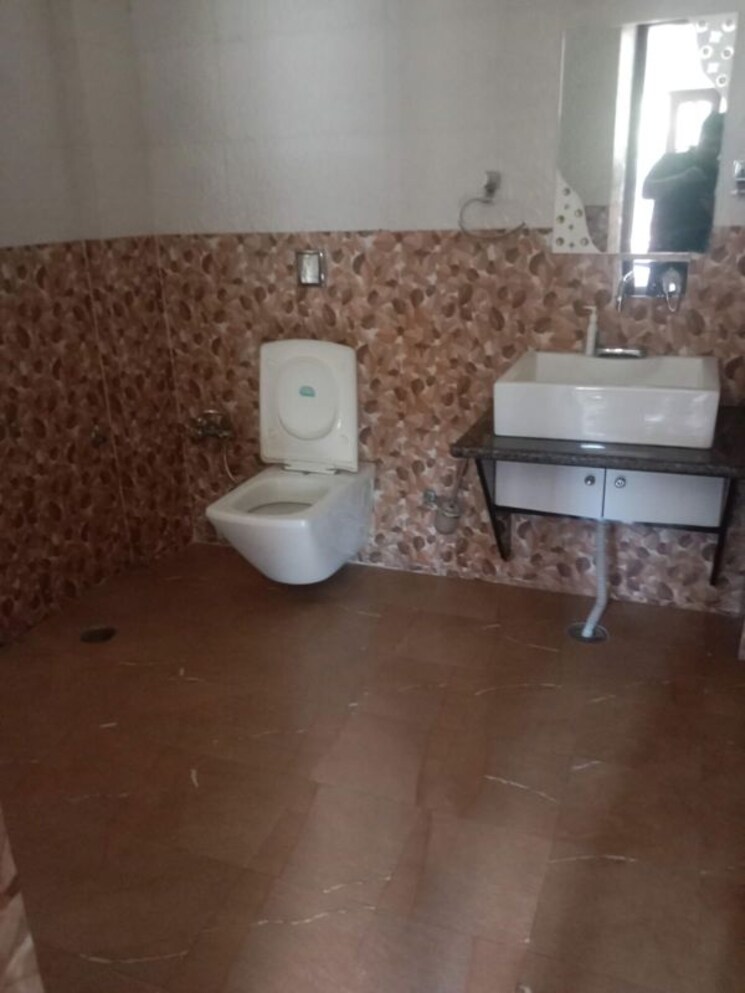 Attached Bathroom, pir machalla 3 Bedroom 2250 Sq.Ft. Apartment In Pir Machalla Zirakpur 9853348