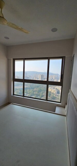Room in 2 BHK Apartment at Kalpataru Paramount, Kapur Bawdi – for Rent
