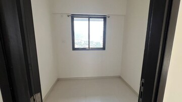Room in 2.5 BHK Apartment at Runwal Sanctuary, Mulund West – for Rent