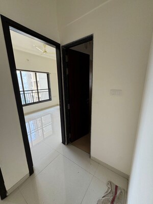 Room in 2.5 BHK Apartment at Runwal Sanctuary, Mulund West – for Rent
