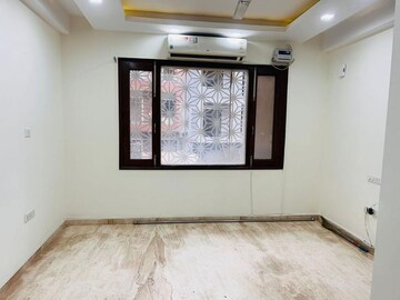 Room in 3.5 BHK Builder Floor at Empire Floors, Sector 57 – for Rent
