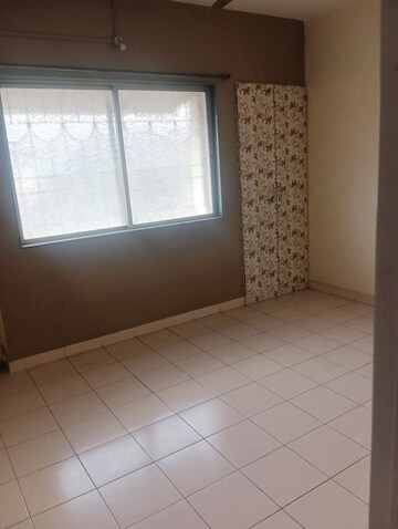 Room in 2 BHK Apartment at Deshpande Garden, Narhe – for Rent