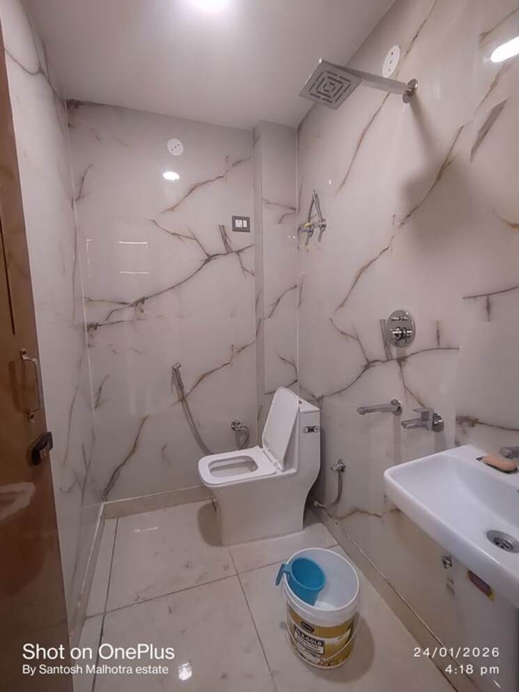 Bathroom, dwarka mor 3 Bedroom 90 Sq.Yd. Builder Floor In Dwarka Mor Delhi 9853530