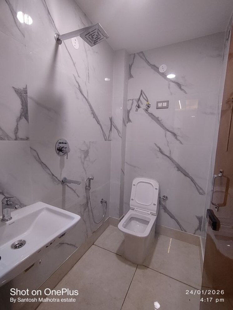 Attached Bathroom, dwarka mor 3 Bedroom 90 Sq.Yd. Builder Floor In Dwarka Mor Delhi 9853530