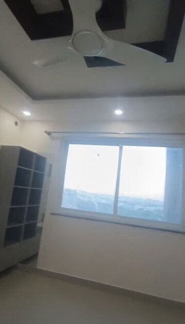 Room in 1 RK Apartment at Pashmina Waterfront, Old Madras Road – for Rent