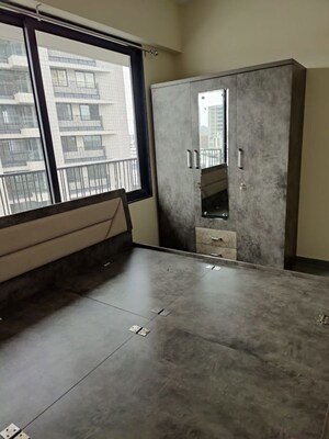 Room in 3 BHK Apartment at Thaltej – for Rent