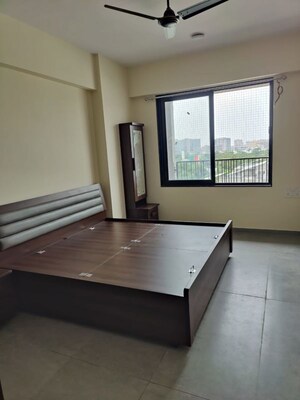 Room in 3 BHK Apartment at Thaltej – for Rent